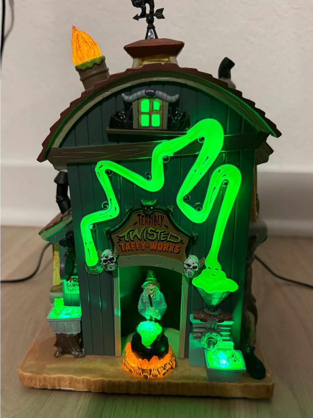 LemaxTerribly Twisted Taffy-Works Light-Up Halloween spooky town